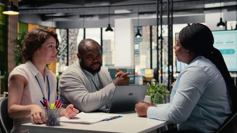 HR leader meeting with team members